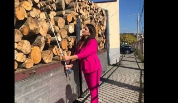 Drejtoresha e shkollës në Kçiq të Mitrovicës, del me metër për të matur saktësisht drutë