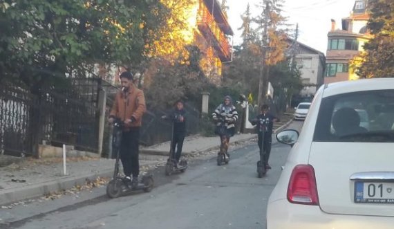 Vrojtuesit e lagjes publikojnë fotografi të lypsarëve, që dalin e kërkojnë lëmoshë me trotinetë elektrik