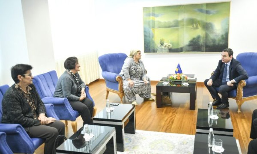 Kurti pret në zyrën e tij gratë e Krushës së Vogël