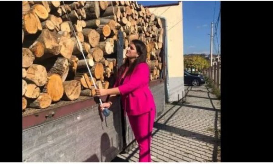 Drejtoresha e shkollës në Kçiq të Mitrovicës, del me metër për të matur saktësisht drutë