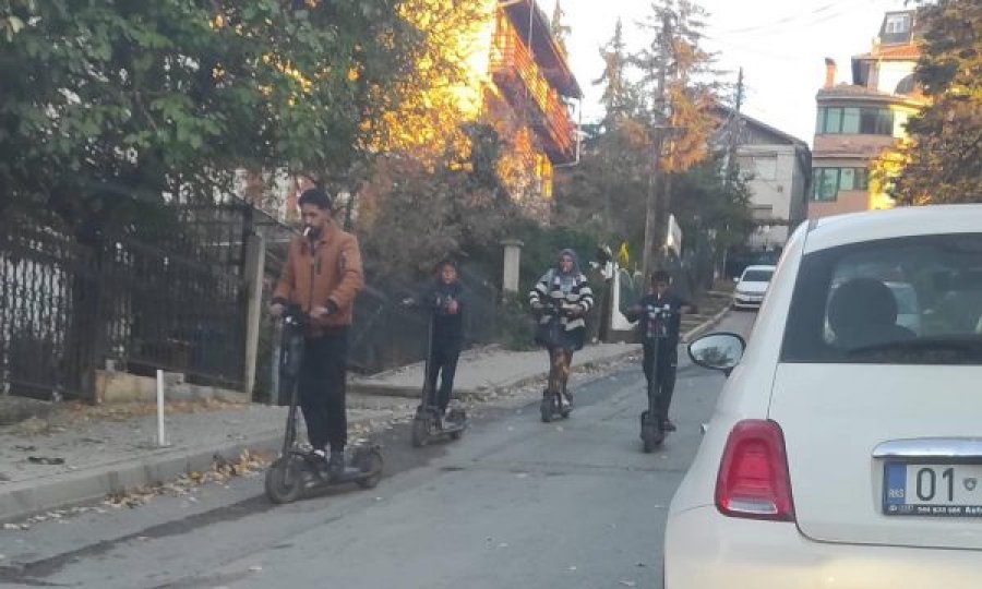 Vrojtuesit e lagjes publikojnë fotografi të lypsarëve, që dalin e kërkojnë lëmoshë me trotinetë elektrik