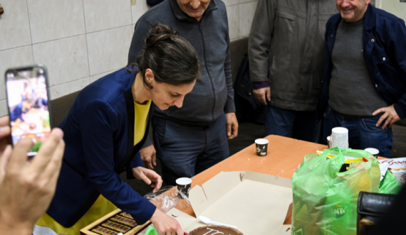 Rizvanolli me torte ia uron ditëlindjen Termocentralit Kosova A