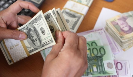 Dollari dhe paundi britanik shënojnë rritje, euro “ngec” në të njëjtin nivel, njihuni me këmbimin valutor