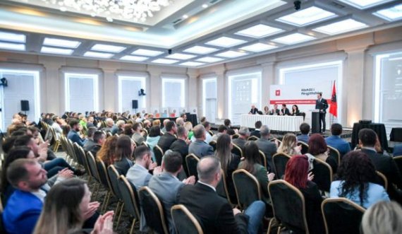 Kurti para bashkëpartiakëve e pranon që VV dështoi në zgjedhje