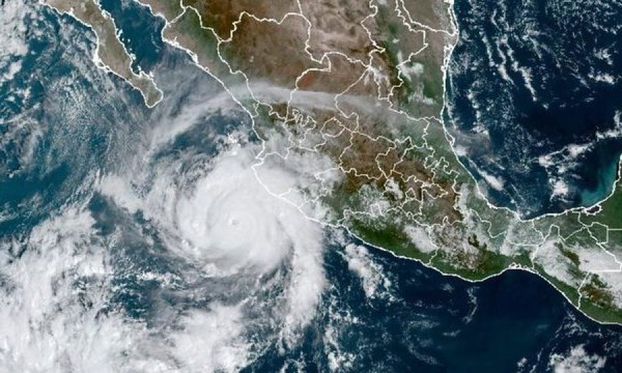 Meksika goditet nga një uragan