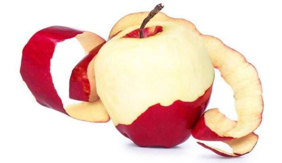 Mos i qëroni kurrë mollët, këto janë përfitimet shëndetësore që merrni prej lëkurës së tyre