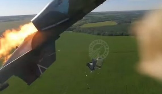 Momenti dramatik, piloti hidhet me parashutë pasi avioni përfshihet nga flakët
