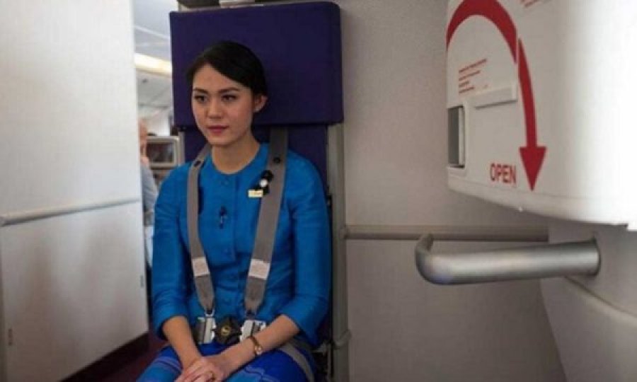 Pasagjerët në aeroplan nuk kanë të njëjtat rripa sigurie si pilotët dhe stjuardesat