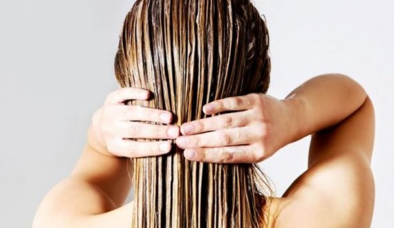 Dermatologu tregon se sa shpesh duhet të pastrojmë flokët