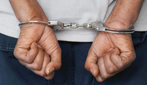 Kërcënoi bashkëfshatarin e tij me kallash për pronë, arrestohet 49-vjeçari 