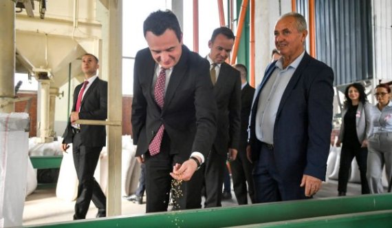 Kurti e Peci ‘inspektojnë’ cilësinë e grurit në fabrikën private