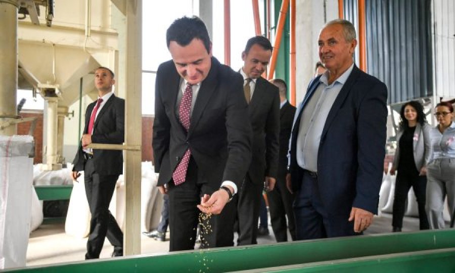 Kurti e Peci ‘inspektojnë’ cilësinë e grurit në fabrikën private
