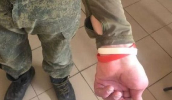 Pse po i mbajnë këto shirita në dorë ushtarët rusë