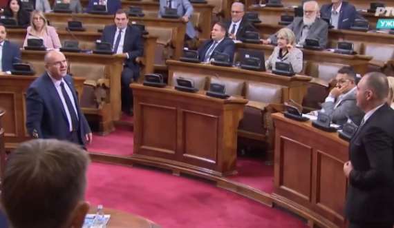 Pamje nga tensionet në Kuvendin e Serbisë: Dy deputetë, për pak sa nuk u rrahën mes vete