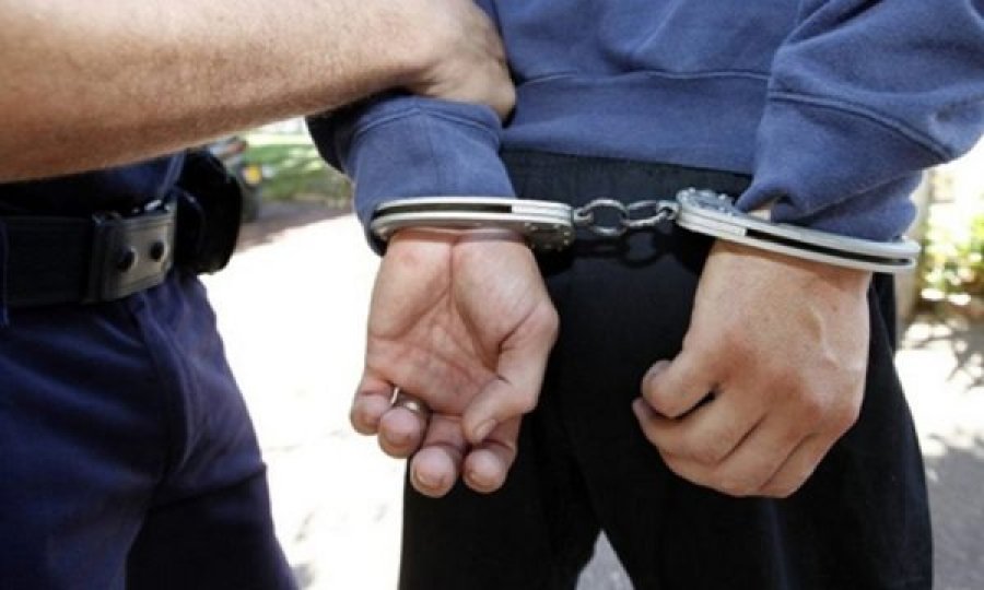 I vuri flakën derën e banesës së ish-vjehrrit të motrës, arrestohet 18-vjeçari shqiptar