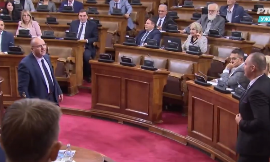 Pamje nga tensionet në Kuvendin e Serbisë: Dy deputetë, për pak sa nuk u rrahën mes vete