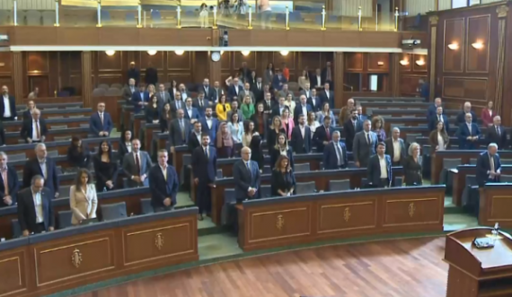 Deputeti ukrainas në Kuvend, ligjvënësit kosovarë mbajnë një minutë heshtje për të vrarët në Ukrainë
