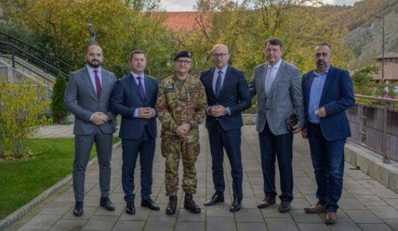 Komandanti i KFOR-it takon Rakiqin dhe ia sqaron disa gjëra pasi paralajmëroi barrkiada në veri