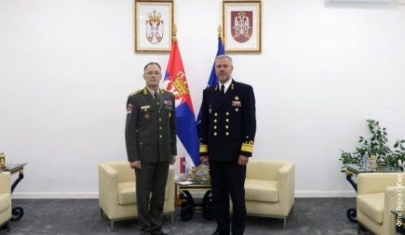 Admirali i NATO’s në Beograd takohet me shefin e shtabit të ushtrisë serbe