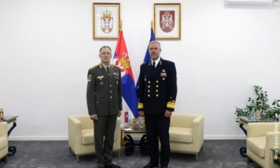Admirali i NATO’s në Beograd takohet me shefin e shtabit të ushtrisë serbe