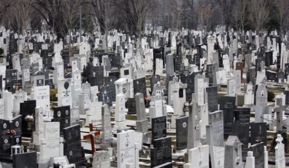 Serbët hanë drekë në varreza: Të huajt përjetojnë një tronditje kulturore kur shkojnë në Serbi