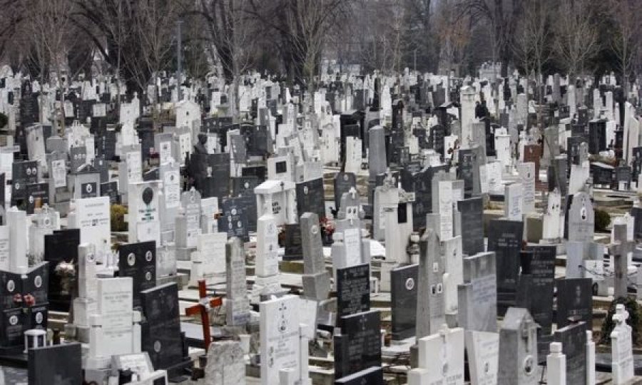 Serbët hanë drekë në varreza: Të huajt përjetojnë një tronditje kulturore kur shkojnë në Serbi