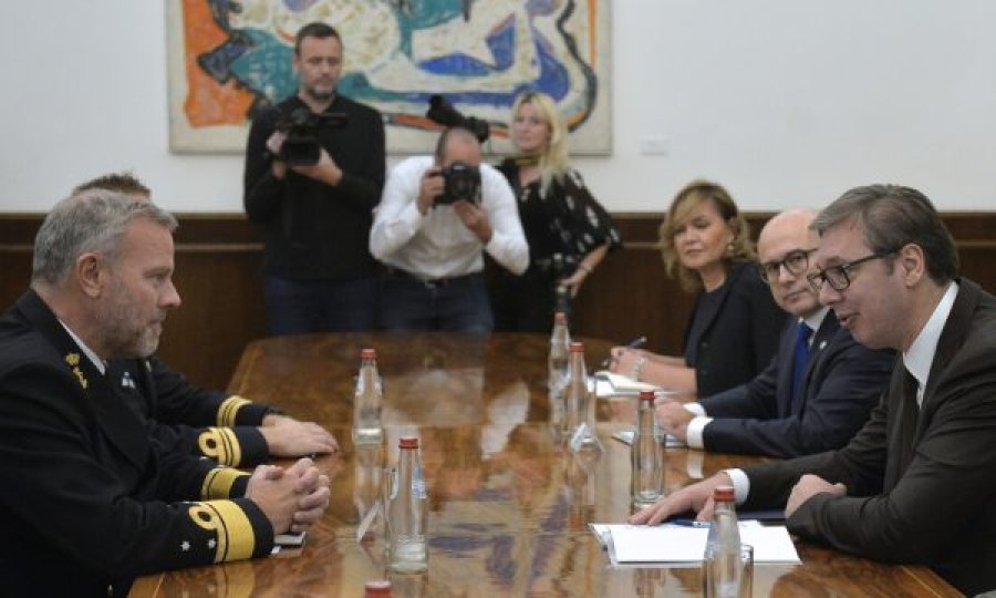 Vuçiq pas takimit me admiralin e NATO-s: Paqja dhe de-përshkallëzimi i situatës janë detyra kyçe
