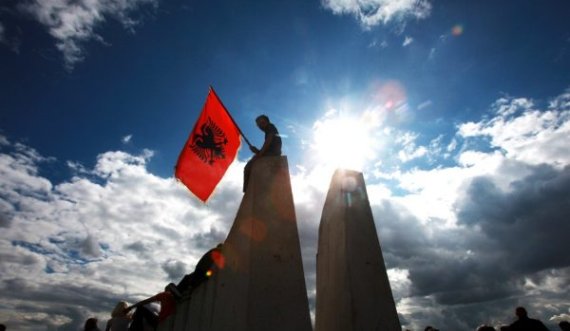Shqiptarët e Maqedonisë Veriore kërkojnë të hiqet përkufizimi në Kushtetutë si popull “20%”