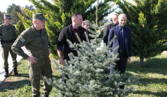 Në kazermën “Adem Jashari” nis mbjellja e fidaneve për nder të dëshmorëve