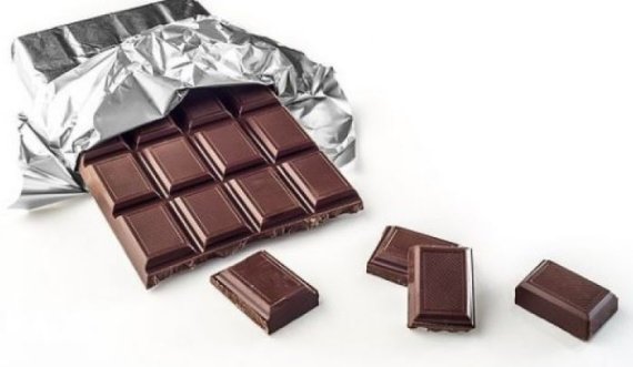 Këto arsye tregojnë pse nuk duhet hequr dorë nga konsumimi i çokollatës së zezë