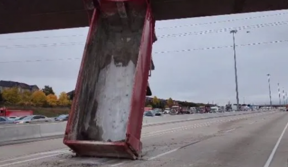 Aksident i rëndë në autostradë, rimorkio e kamionit mbetet nën mbikalim