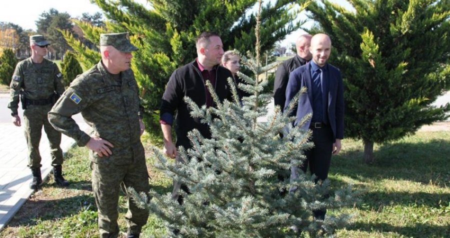 Në kazermën “Adem Jashari” nis mbjellja e fidaneve për nder të dëshmorëve