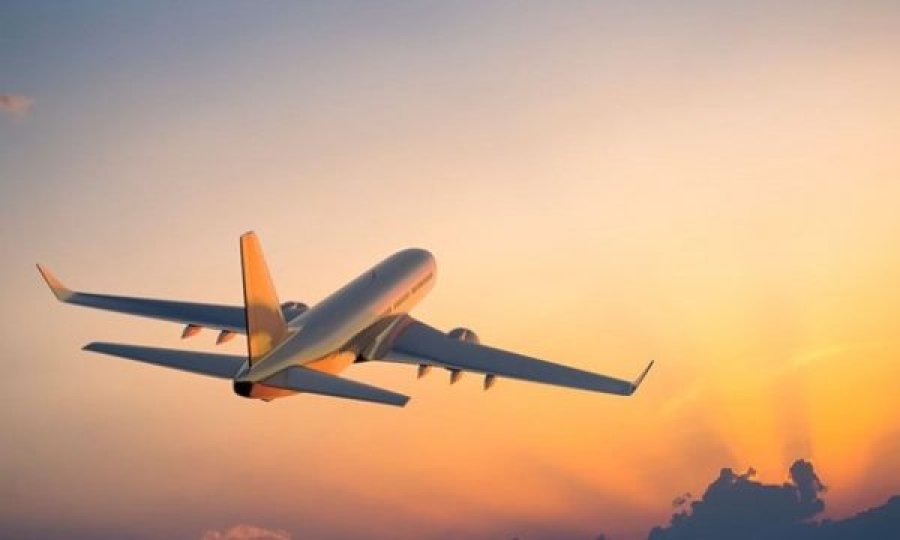 Qindra pasagjerë të prekur nga anulimi i fluturimeve në Britani