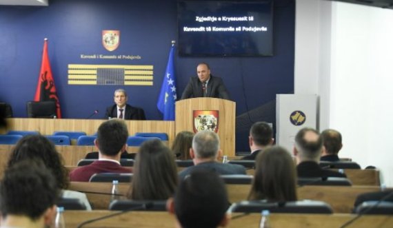 Dyshohet se dy asamblistë të VV’së në Podujevë janë përleshur fizikisht, policia i çon në stacion