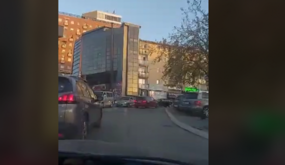 Shtohen telashet në trafikun e Prishtinës, kabllot e internetit bien në tokë