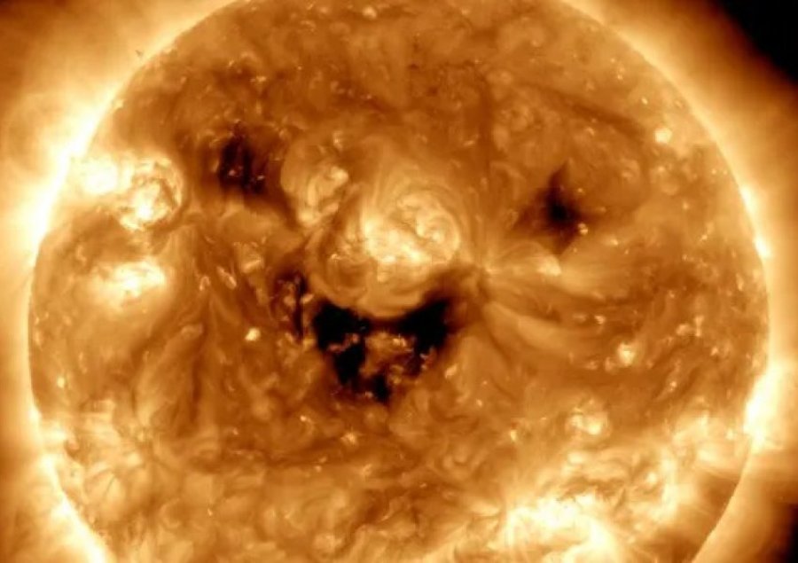 'Rreze gëzimi', NASA kap imazhin e diellit 'duke buzëqeshur'