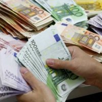 Policia në Fushë Kosovë gjen 27 mijë euro, i kishin humbur një gruaje në një taksi