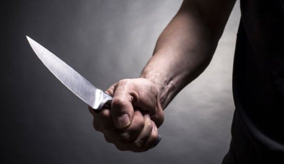 Gjilanasi kërcënon me jetë dhe tenton ta sulmojë djalin e tij: Kom me t’pre me thikë