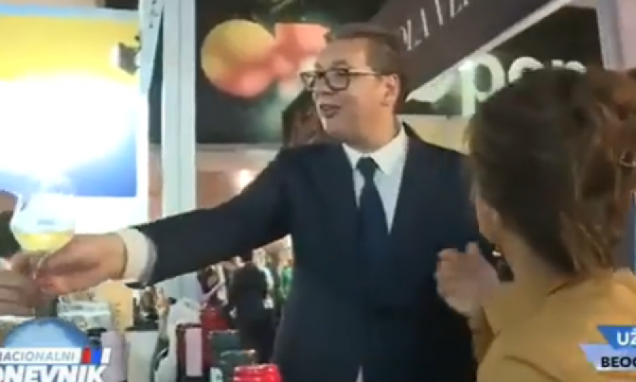 Del video e Vuçiqit të dehur, këshilltarja ia merr gotën e verës, ai ankohet që Edi Rama s’po pi