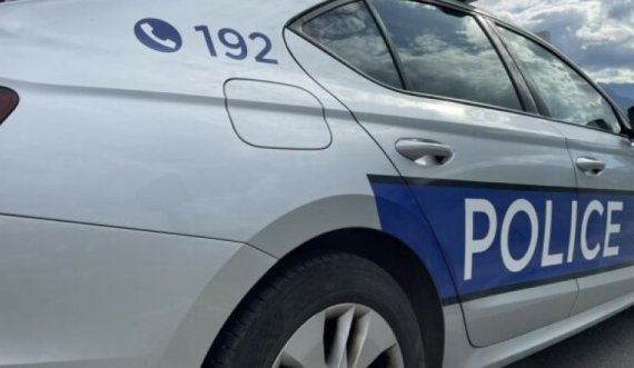 Policia në ndjekje të 28-vjeçarit në Pejë, aksidentohet duke ikur: ‘Kur ta hekni uniformën shihemi’