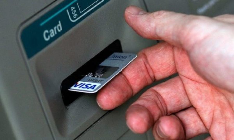 Shtetasi i huaj me 27 kartela që vidhte banka, arrestohet në Prishtinë – policia tregon sa para ia gjeti