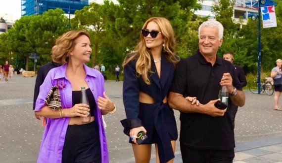 Rita Ora me prindërit e saj bëjnë xhiro në sheshin e Tiranës