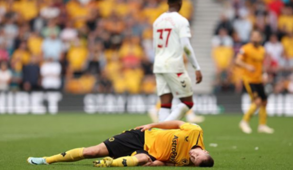 Futbollisti i pafat i skuadrës angleze, pësoi lëndim të rëndë në ndeshjen debutuese në Premierligë