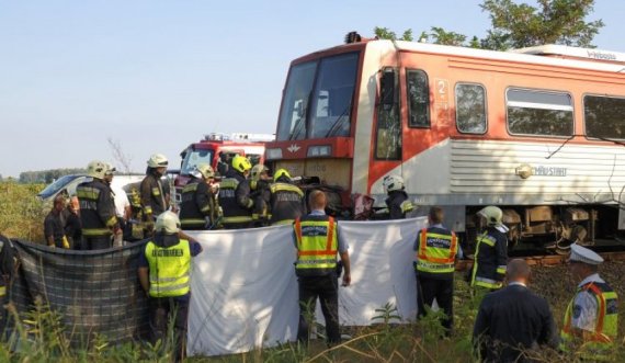 Treni merr përpara makinën në këtë vend, raportohet për disa viktima