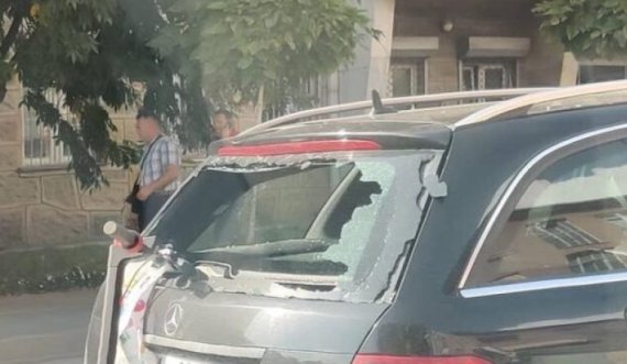 Trotineti elektrik përfundon në një veturë në Prishtinës, duke ia thyer xhamin