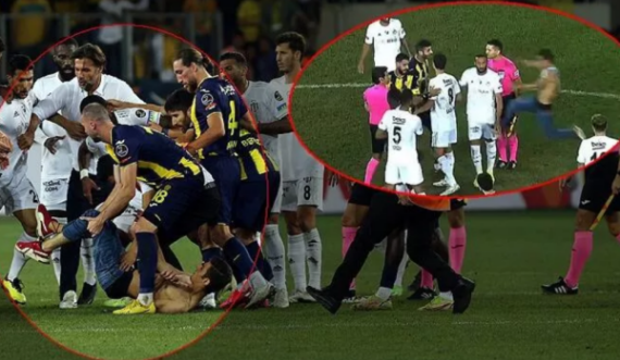 Skena të frikshme në Turqi, një tifoz hyri në fushë dhe sulmoi fizikisht futbollistët e Besiktasit