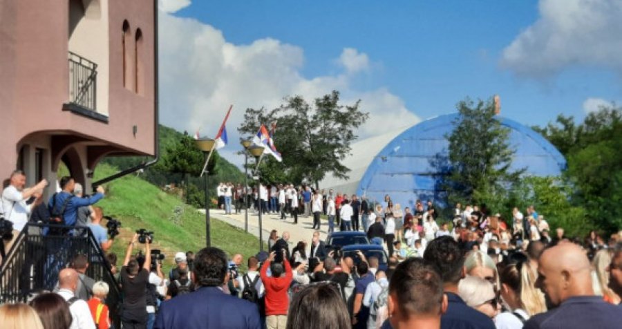 Me flamuj serb e atmosferë festive , Bërnabiç po pritet në veri