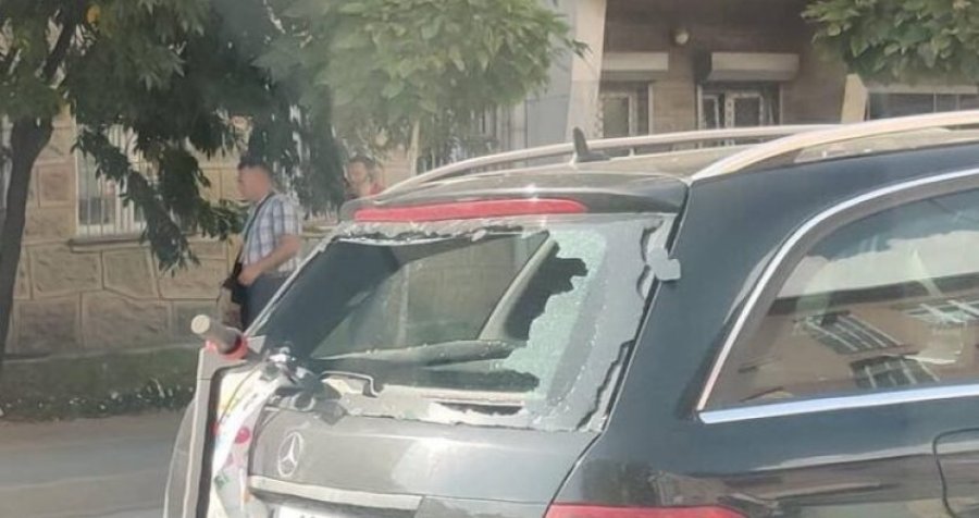 Trotineti elektrik përfundon në një veturë në Prishtinës, duke ia thyer xhamin