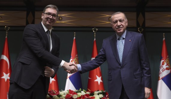 Erdogan arrin sot në Beograd, pritet të takohet me Vuçiqin