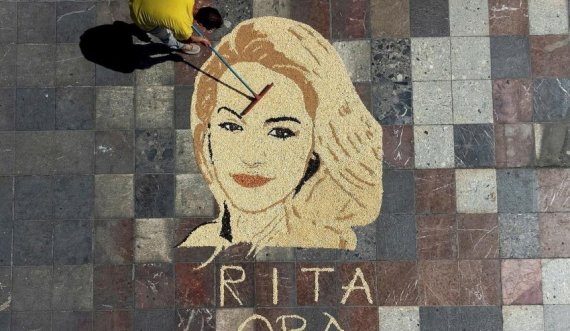 Portreti i Rita Orës në Tiranë, artisti nga Kosova e realizon me grurë, oriz dhe misër